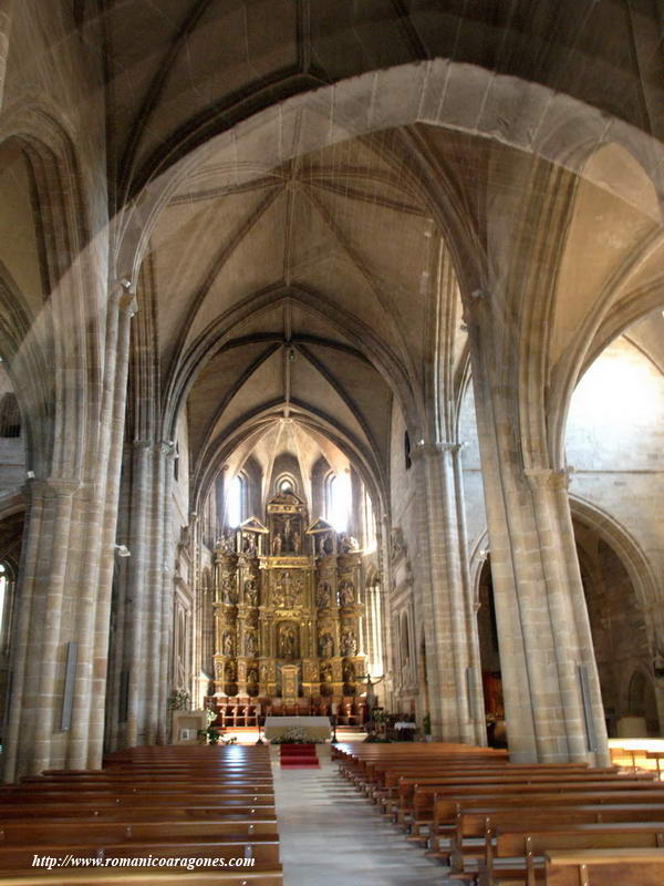 INTERIOR DEL TEMPLO. REFLEJO DEL ARCO DE LA PORTADA